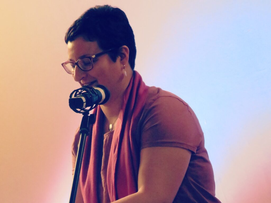 Mariángeles Lucas al micrófono