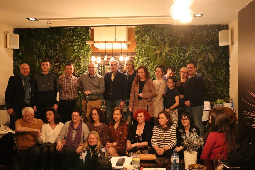 Foto de grupo en el escenario