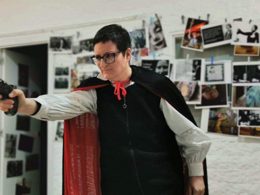 Mariángeles Lucas haciendo de asesina